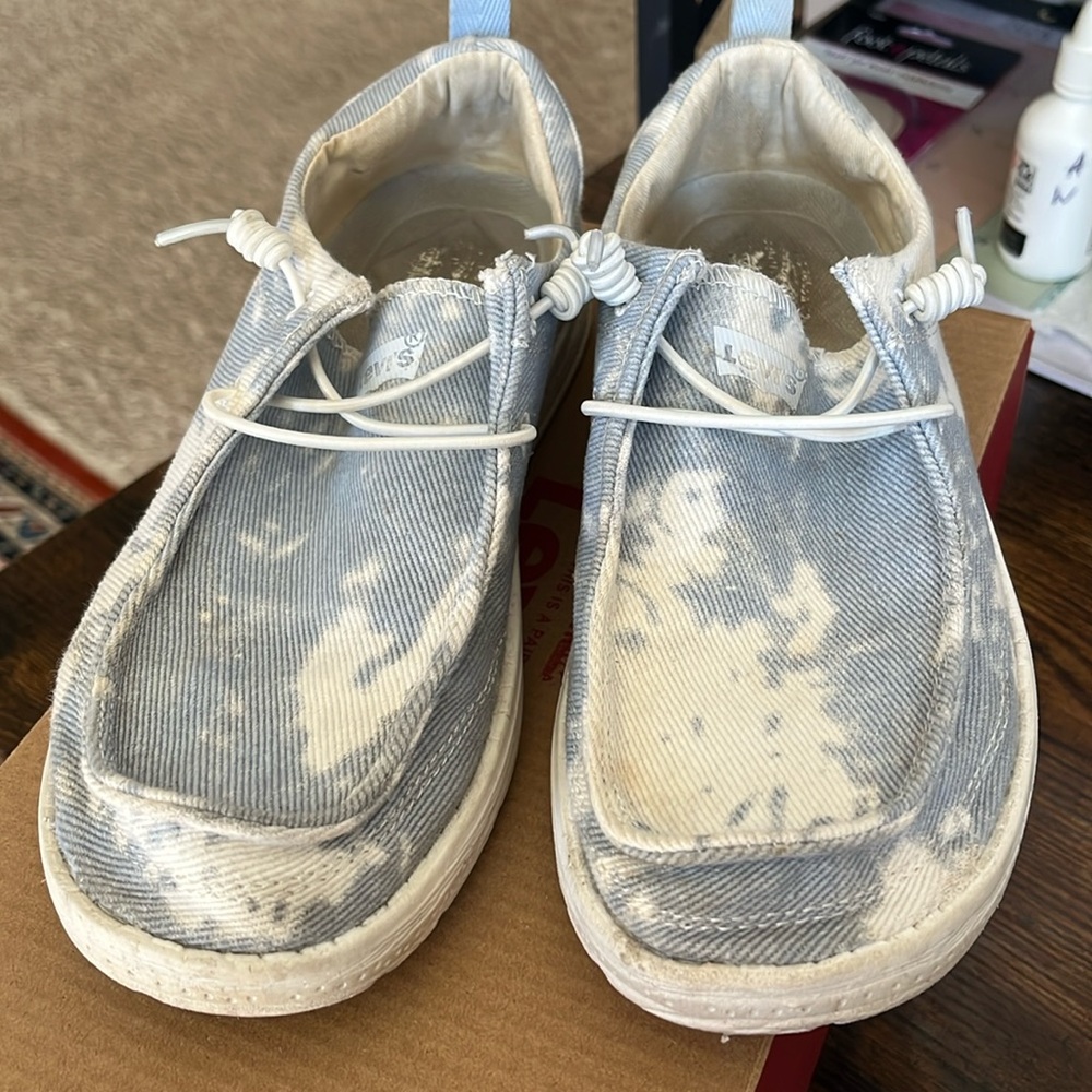Women’s Levi’s slip ons